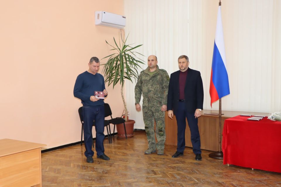 Евгений Бондарь: Совместно с военным комиссаром Лутугинского района Владимиром Петренко вручил государственные награды Российской Федерации родным военнослужащих, погибших при защите Отечества Евгений Бондарь: Совместно с военным комиссаром Лутугинского района Владимиром Петренко вручил государственные награды Российской Федерации родным военнослужащих, погибших при защите Отечества