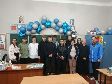 Все больше школьников Первомайска присоединяются к изготовлению помощи для фронта