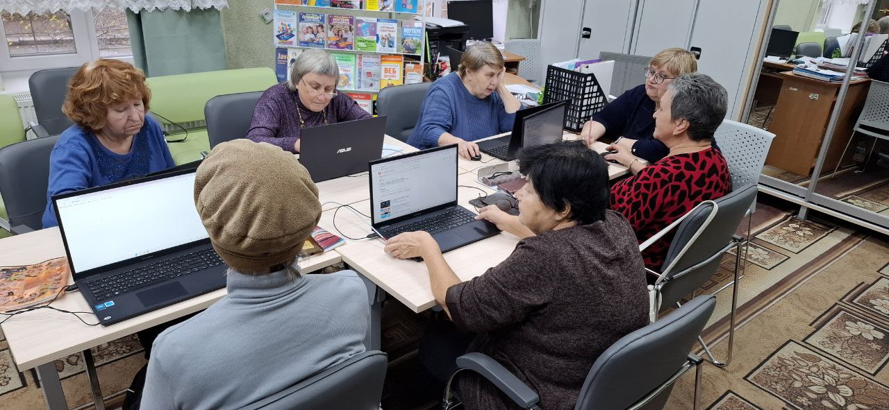 В Краснолучской центральной городской библиотеке им. Н.К. Крупской продолжаются занятия по компьютерной грамотности для слушателей Университета третьего возраста В Краснолучской центральной городской библиотеке им. Н.К. Крупской продолжаются занятия по компьютерной грамотности для слушателей Университета третьего возраста