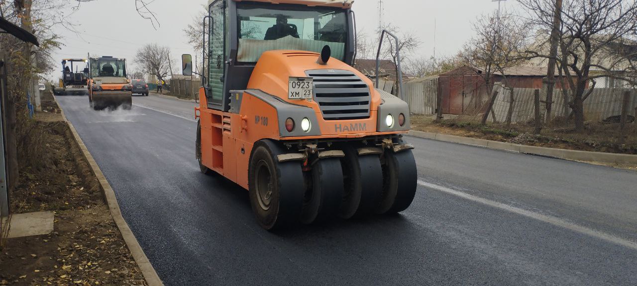 Специалисты ООО «СтройВсе» приступили к укладке асфальтового покрытия на улице Октябрьской Специалисты ООО «СтройВсе» приступили к укладке асфальтового покрытия на улице Октябрьской