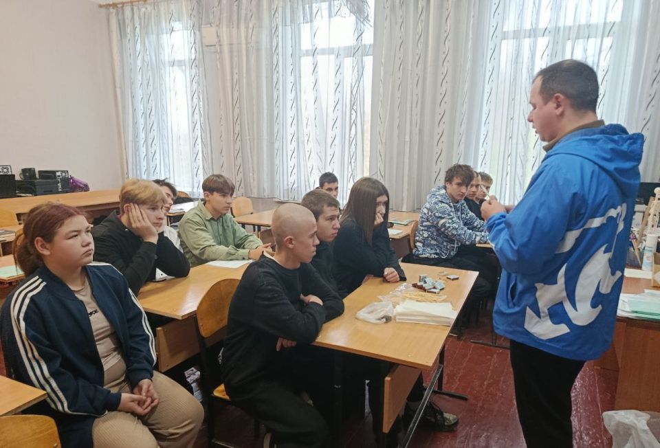 Все больше школьников Первомайска присоединяются к изготовлению помощи для фронта Все больше школьников Первомайска присоединяются к изготовлению помощи для фронта