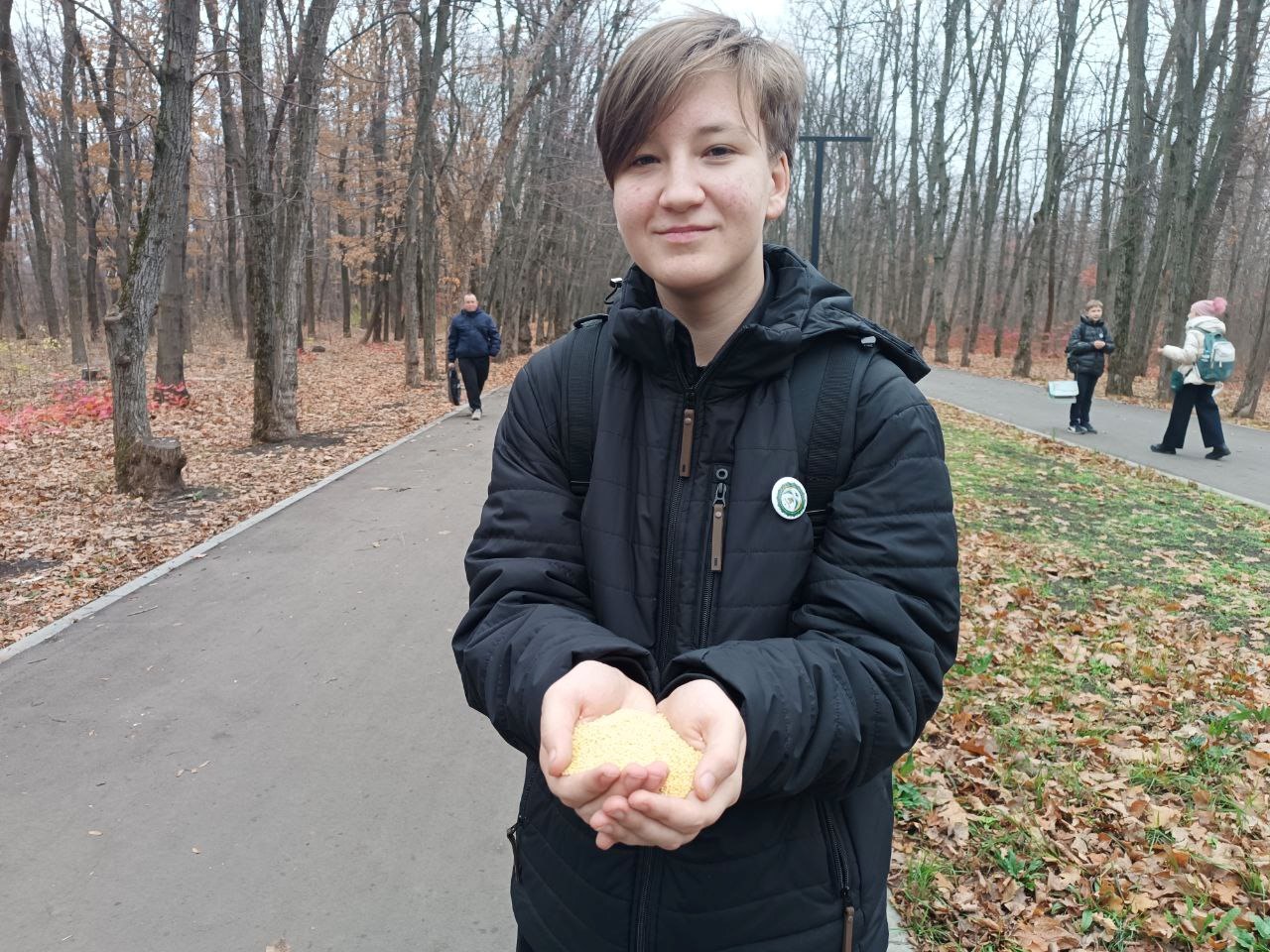 В Синичкин день сотрудники Минприроды ЛНР совместно с участниками школьного лесничества развесили кормушки для зимующих птиц В Синичкин день сотрудники Минприроды ЛНР совместно с участниками школьного лесничества развесили кормушки для зимующих птиц