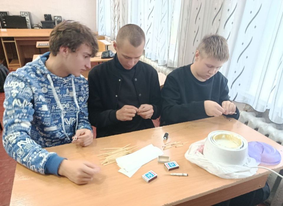 Все больше школьников Первомайска присоединяются к изготовлению помощи для фронта Все больше школьников Первомайска присоединяются к изготовлению помощи для фронта