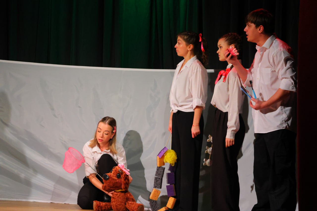 В Луганском академическом музыкально-драматическом театре имени М. Голубовича состоялась премьера детского кукольно-драматического спектакля «Умная собачка Соня» В Луганском академическом музыкально-драматическом театре имени М. Голубовича состоялась премьера детского кукольно-драматического спектакля «Умная собачка Соня»