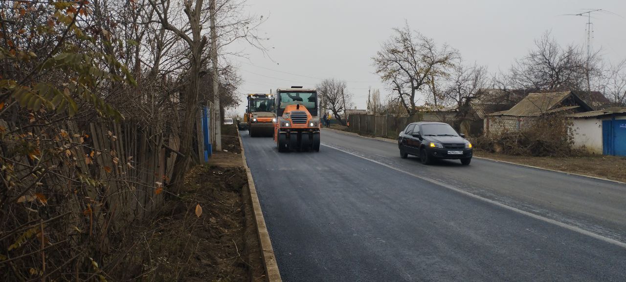 Специалисты ООО «СтройВсе» приступили к укладке асфальтового покрытия на улице Октябрьской Специалисты ООО «СтройВсе» приступили к укладке асфальтового покрытия на улице Октябрьской