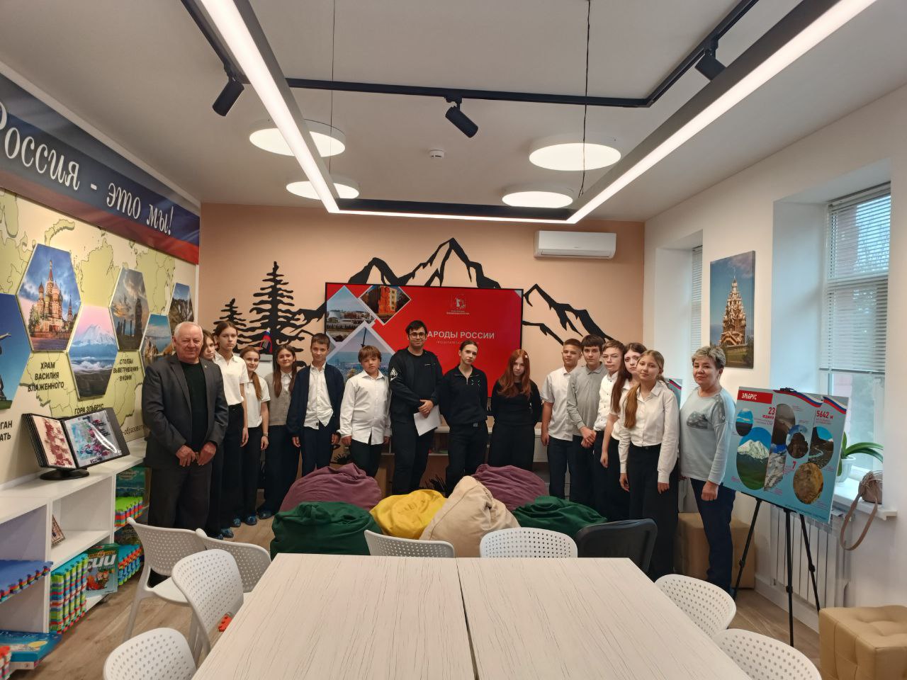 В МБУ «Славяносербский краеведческий музей» на базе Детского музейного центра при содействии сотрудников музея-заповедника «Сталинградская битва» для учащихся старших классов ГБОУ ЛНР «Славяносербская средняя школа им.... В МБУ «Славяносербский краеведческий музей» на базе Детского музейного центра при содействии сотрудников музея-заповедника «Сталинградская битва» для учащихся старших классов ГБОУ ЛНР «Славяносербская средняя школа им....