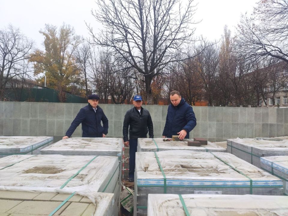 В Ровеньках продолжается реконструкция площади Республики Коми В Ровеньках продолжается реконструкция площади Республики Коми