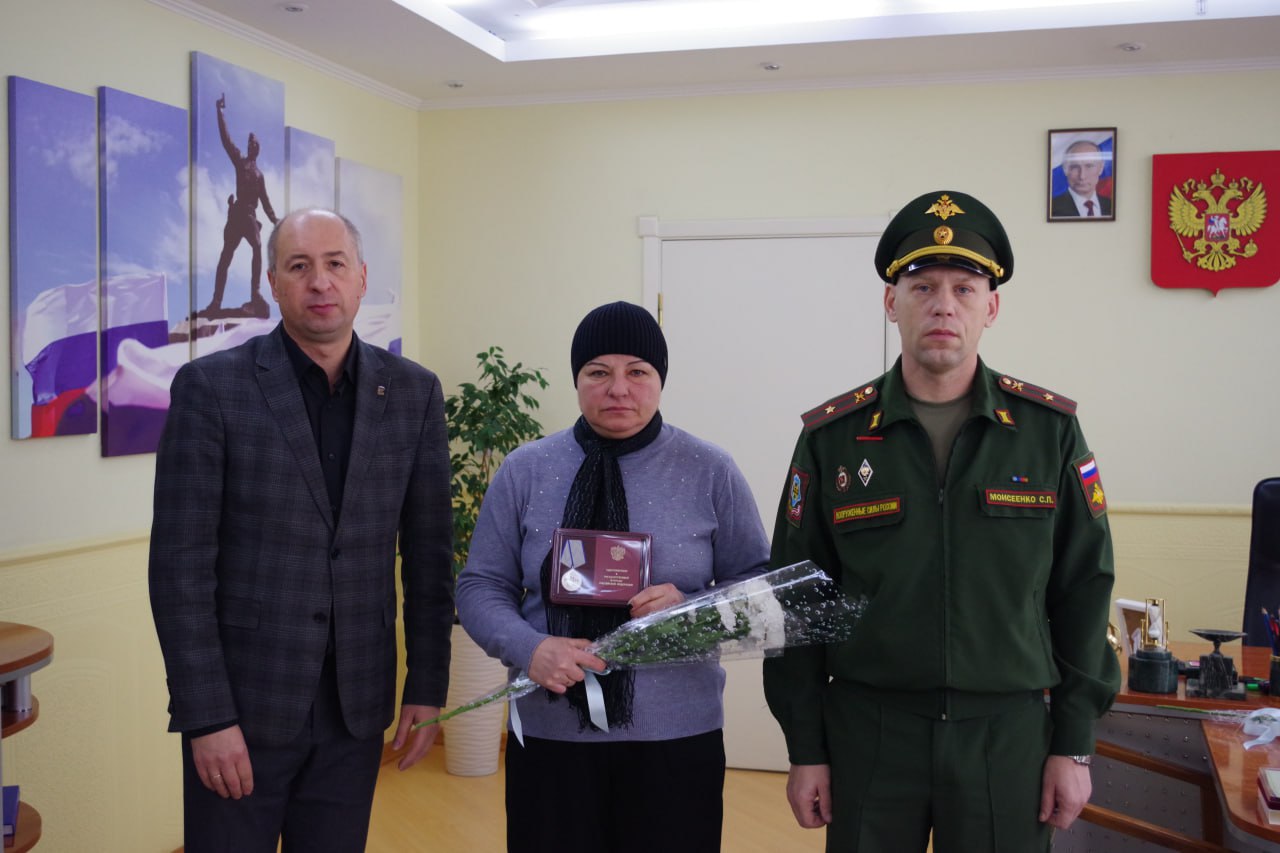 Сегодня вместе с военным комиссаром встретились с родственниками наших земляков, погибших в ходе специальной военной операции, чтобы вручить им государственные награды посмертно Сегодня вместе с военным комиссаром встретились с родственниками наших земляков, погибших в ходе специальной военной операции, чтобы вручить им государственные награды посмертно