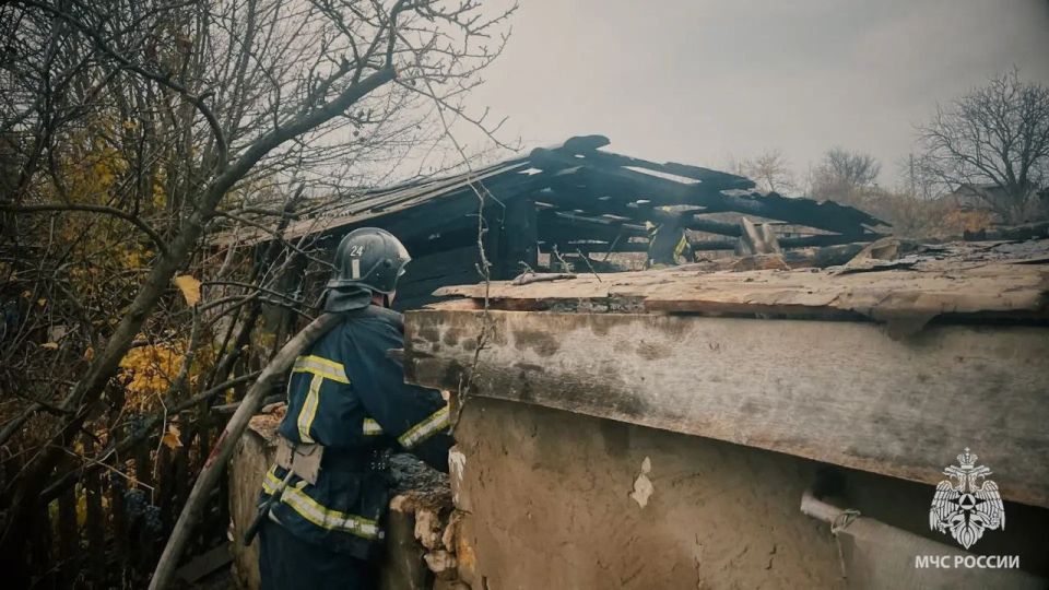 Спасатели потушили пожар в Славяносербске Спасатели потушили пожар в Славяносербске