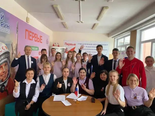 Состоялся телемост между учениками Омской школы №142 и Стахановской средней школой №28