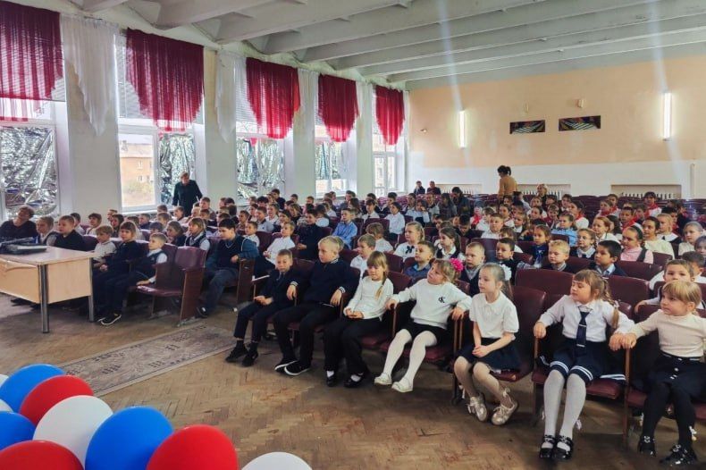 Красноярские артисты, участники медиапроекта «СВОя флешка», завершили своё турне по округу выступлением в Свердловской СШ №5 Красноярские артисты, участники медиапроекта «СВОя флешка», завершили своё турне по округу выступлением в Свердловской СШ №5