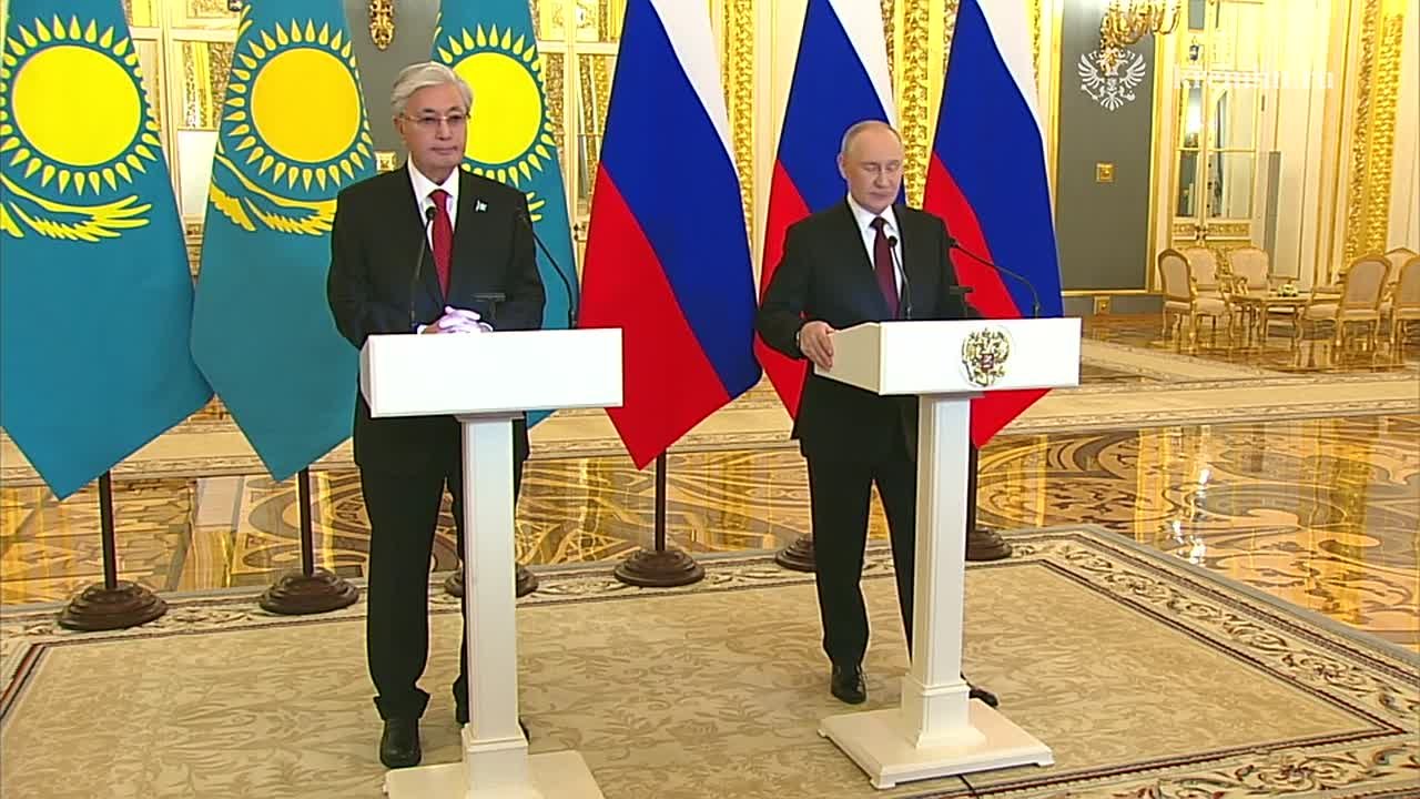 Владимир Путин и Касым-Жомарт Токаев в режиме видеоконференции обратились к участникам пленарного заседания XXI Форума межрегионального сотрудничества России и Казахстана