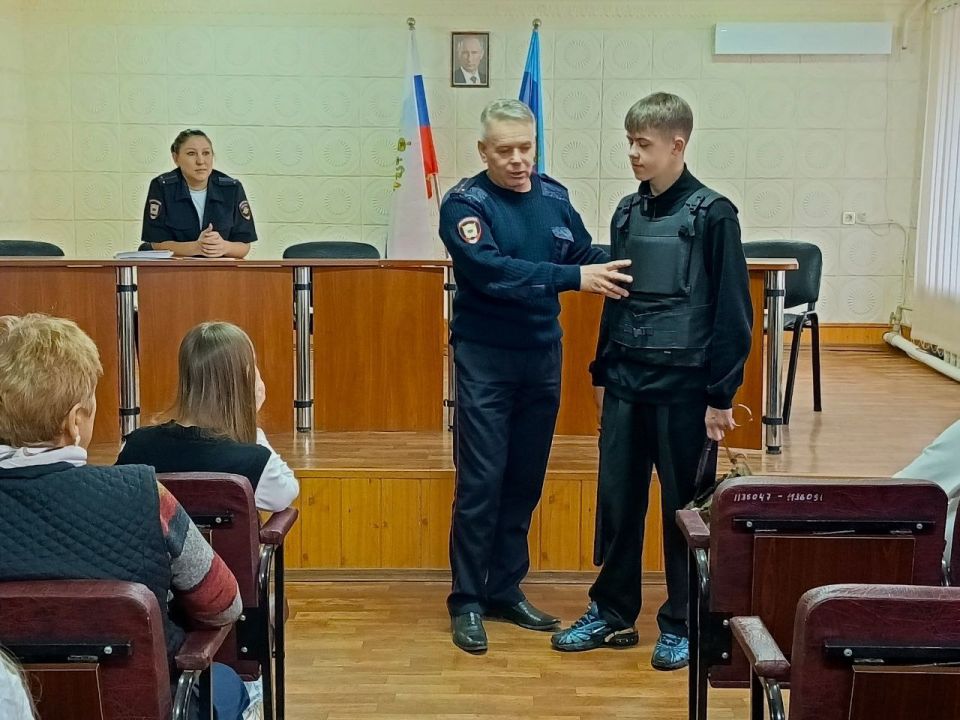 Ученики Ровеньковской школы №6 им. О.В. Анащенко, при активной поддержке местного отделения Республиканского центра занятости, совершили познавательный визит в ОМВД России "Ровеньковский" , главной целью которого стала... Ученики Ровеньковской школы №6 им. О.В. Анащенко, при активной поддержке местного отделения Республиканского центра занятости, совершили познавательный визит в ОМВД России "Ровеньковский" , главной целью которого стала...