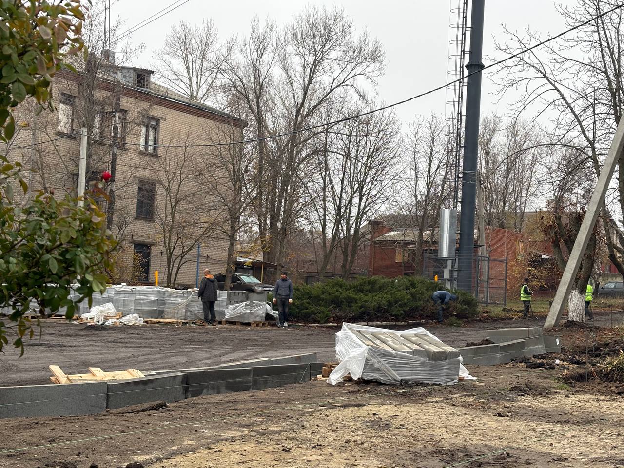 В поселке Металлист стартовали работы по благоустройству прилегающей территории к Дому культуры В поселке Металлист стартовали работы по благоустройству прилегающей территории к Дому культуры