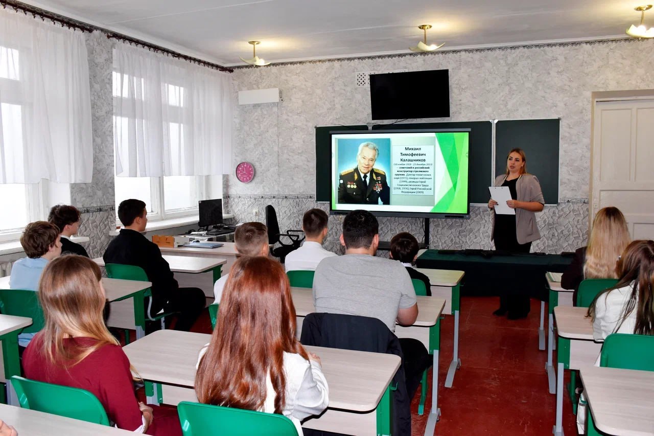 Школьники ЛНР на уроках ОБЗР используют новые макеты автомата Калашникова