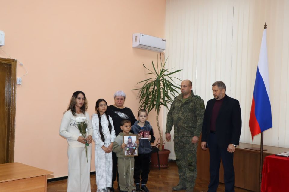 Евгений Бондарь: Совместно с военным комиссаром Лутугинского района Владимиром Петренко вручил государственные награды Российской Федерации родным военнослужащих, погибших при защите Отечества Евгений Бондарь: Совместно с военным комиссаром Лутугинского района Владимиром Петренко вручил государственные награды Российской Федерации родным военнослужащих, погибших при защите Отечества