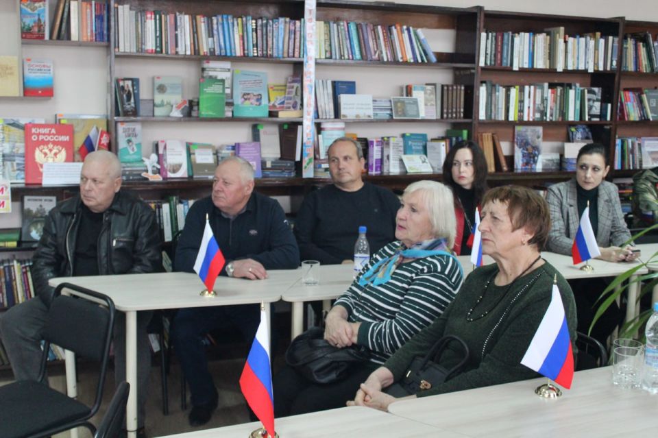 В рамках памятного мероприятия «Без срока давности» в читальном зале библиотеки участники восстановили в памяти хронологию преступлений укронацистов в 2014 году в отношении мирного населения Славяносербского района и... В рамках памятного мероприятия «Без срока давности» в читальном зале библиотеки участники восстановили в памяти хронологию преступлений укронацистов в 2014 году в отношении мирного населения Славяносербского района и...