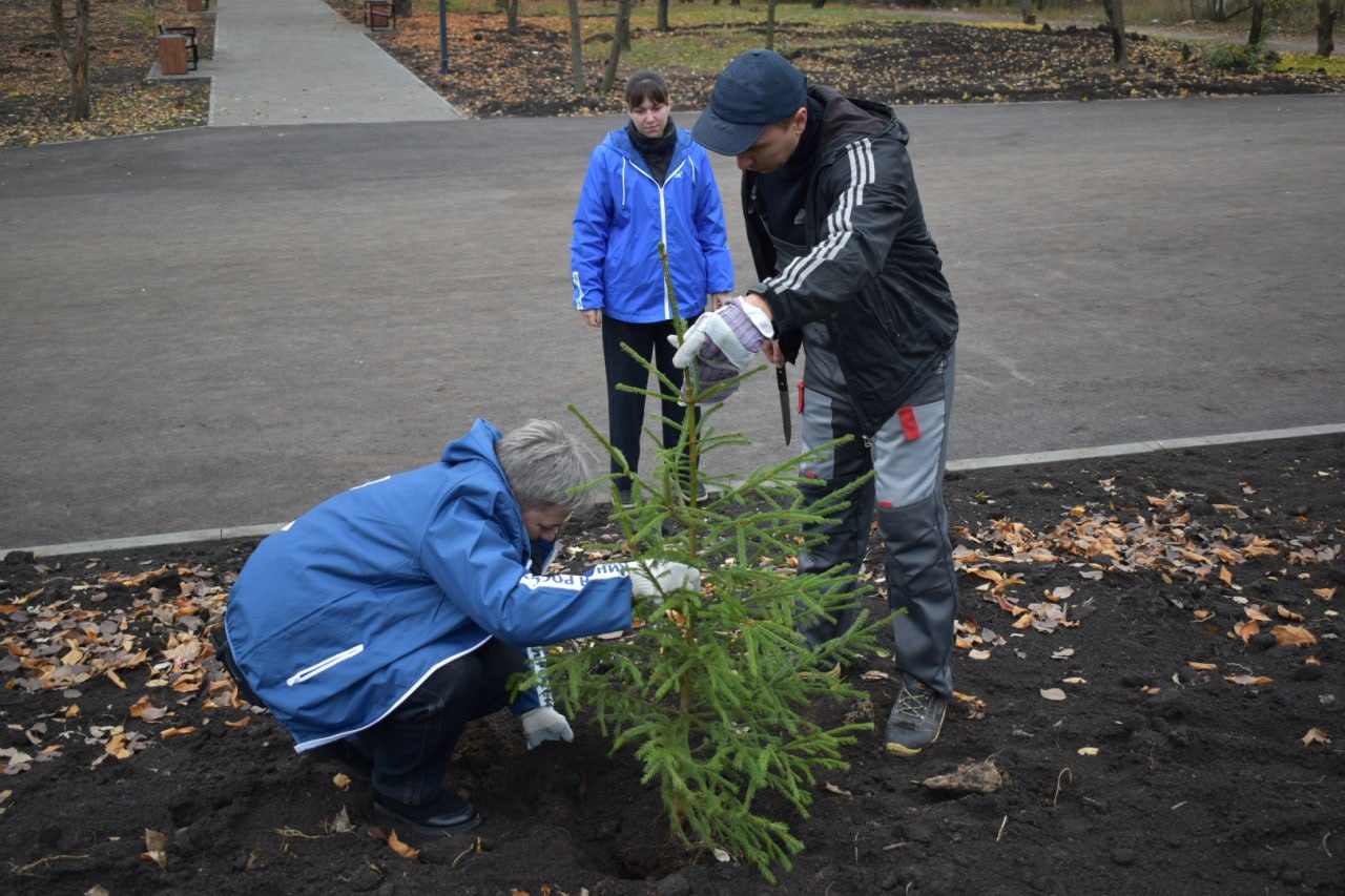 Единороссы помогают в озеленении родной республики Единороссы помогают в озеленении родной республики