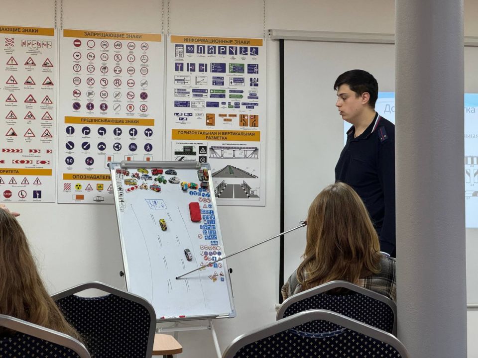 Будущим водителям провели познавательные занятия о правилах дорожного движения Будущим водителям провели познавательные занятия о правилах дорожного движения