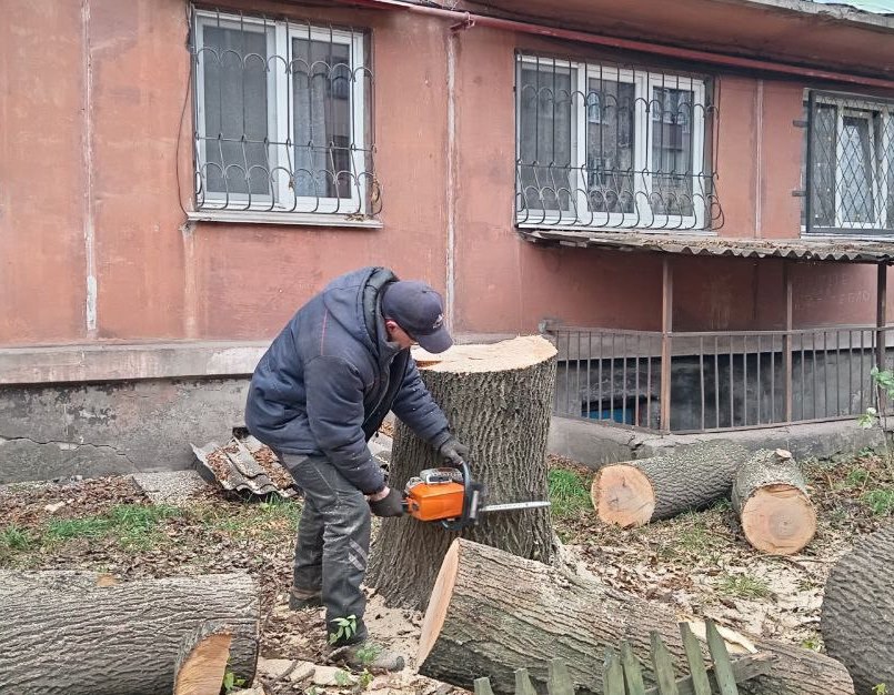 Коммунальные службы проводят работы на территории города Коммунальные службы проводят работы на территории города