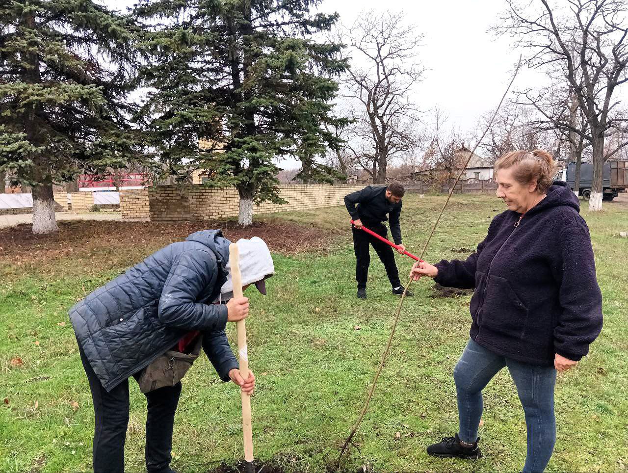На территории населенных пунктов Антрацитовского муниципального округа регулярно проводится масштабная работа по улучшению комфортной среды На территории населенных пунктов Антрацитовского муниципального округа регулярно проводится масштабная работа по улучшению комфортной среды