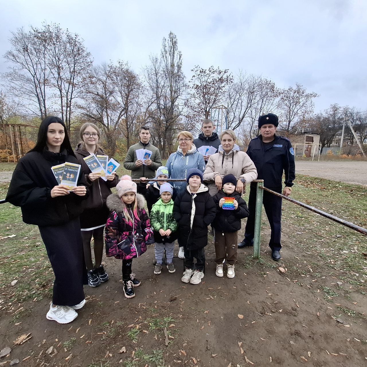 «Безопасные дороги»: В Брянке прошла акция «Светоотражатели. Осторожно, на дорогах!» «Безопасные дороги»: В Брянке прошла акция «Светоотражатели. Осторожно, на дорогах!»