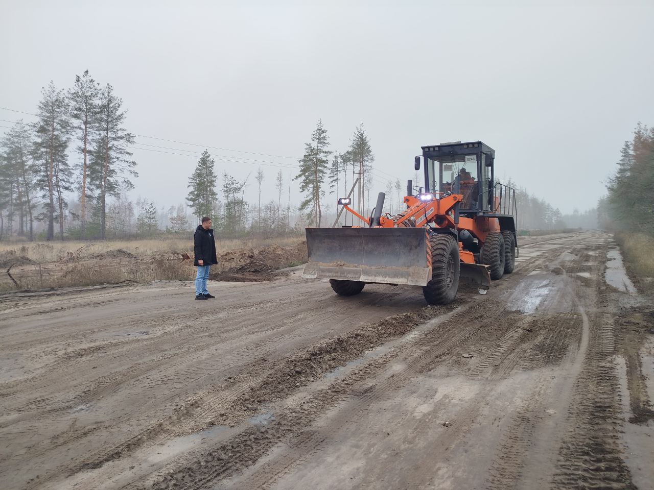 Вячеслав Третьяков: Мой помощник, Владимир Запорожец, лично проинспектировал ход работ по грейдированию дорог в населенном пункте Кременского муниципального образования