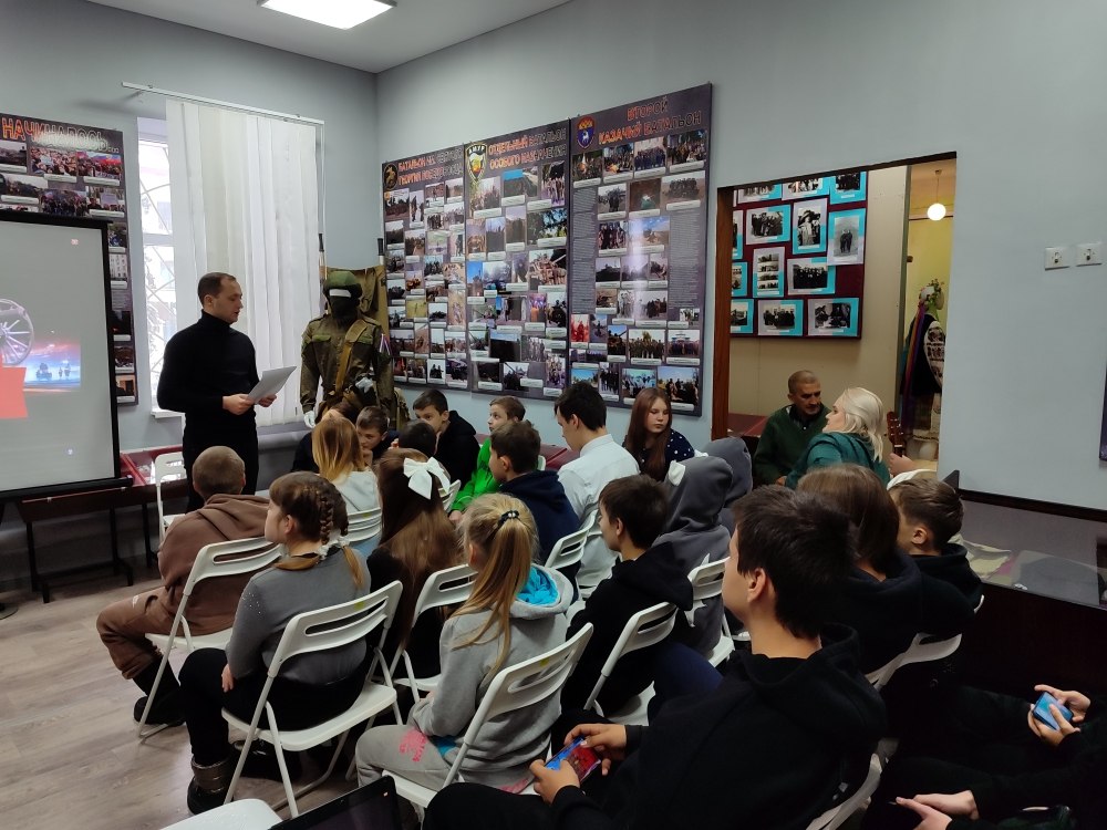 Сегодня, в рамках патриотического воспитания подрастающего поколения, в музее истории города Ровеньки была проведена акция «Мы едины, значит мы непобедимы. Наша Родина – Россия!» Сегодня, в рамках патриотического воспитания подрастающего поколения, в музее истории города Ровеньки была проведена акция «Мы едины, значит мы непобедимы. Наша Родина – Россия!»