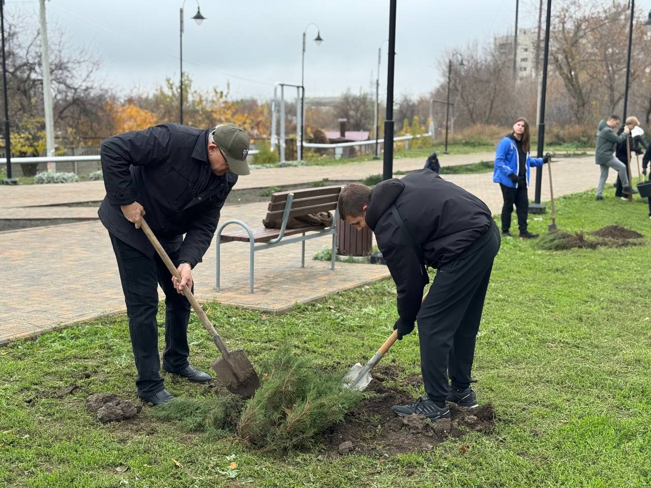Единороссы помогают в озеленении родной республики Единороссы помогают в озеленении родной республики