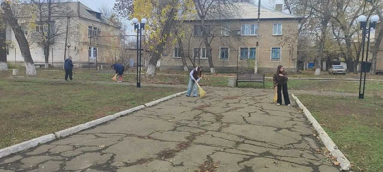 В пгт Дубовский состоялся общепоселковый субботник, в котором приняли участие сотрудники отдела по делам территорий Администрации Антрацитовского муниципального округа, ДК пгт Дубовский, участка Дубовский, трудовой коллектив... В пгт Дубовский состоялся общепоселковый субботник, в котором приняли участие сотрудники отдела по делам территорий Администрации Антрацитовского муниципального округа, ДК пгт Дубовский, участка Дубовский, трудовой коллектив...