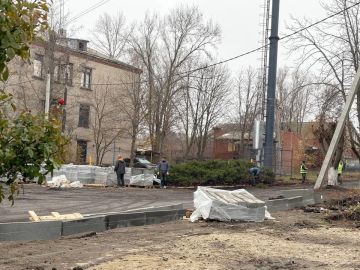 В Металлисте благоустраивают территорию вокруг ДК