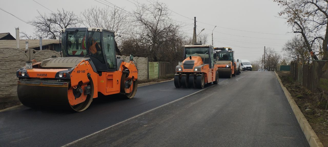 Специалисты ООО «СтройВсе» приступили к укладке асфальтового покрытия на улице Октябрьской Специалисты ООО «СтройВсе» приступили к укладке асфальтового покрытия на улице Октябрьской