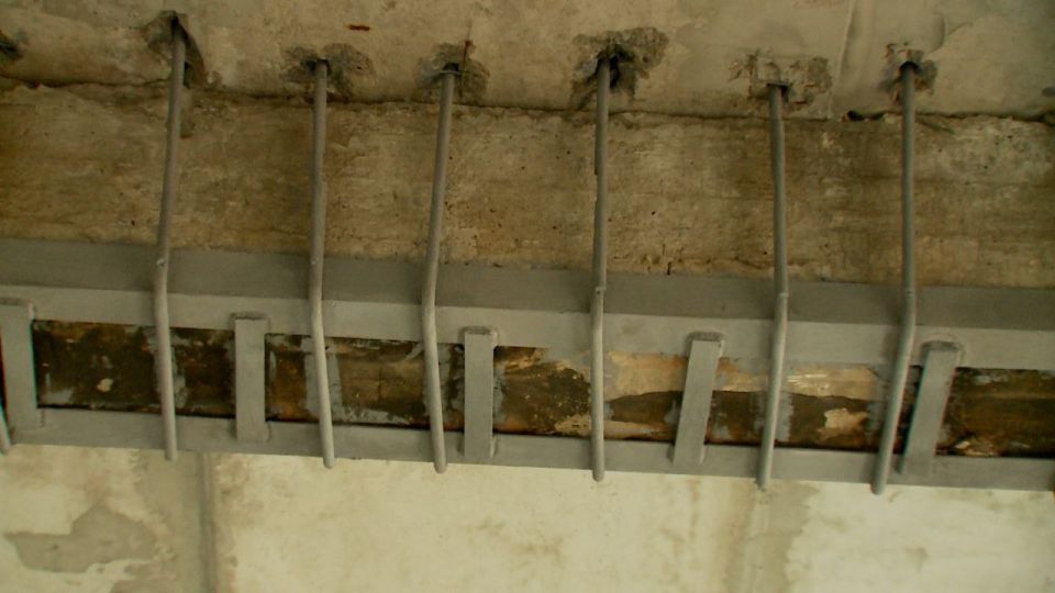 Тюменские строители завершают демонтаж на первом этаже здания ЗАГСа г. Краснодона Тюменские строители завершают демонтаж на первом этаже здания ЗАГСа г. Краснодона