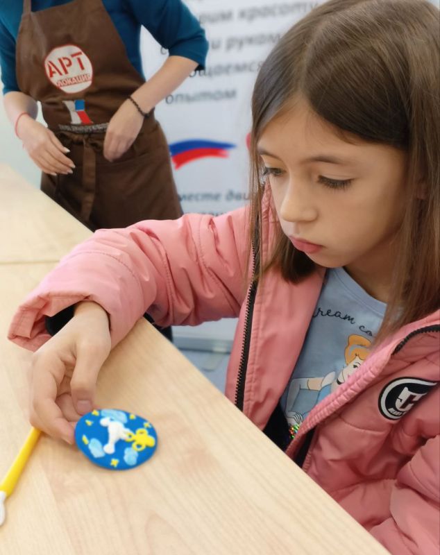 Волонтры из Великого Новгорода провели мастер-классы для детей и взрослых в Северодонецке Волонтры из Великого Новгорода провели мастер-классы для детей и взрослых в Северодонецке