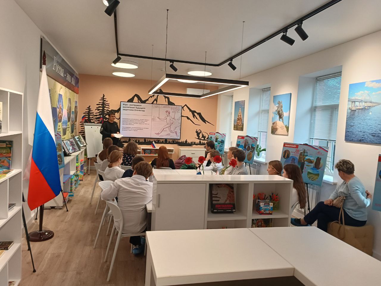 В МБУ «Славяносербский краеведческий музей» на базе Детского музейного центра при содействии сотрудников музея-заповедника «Сталинградская битва» для учащихся старших классов ГБОУ ЛНР «Славяносербская средняя школа им....