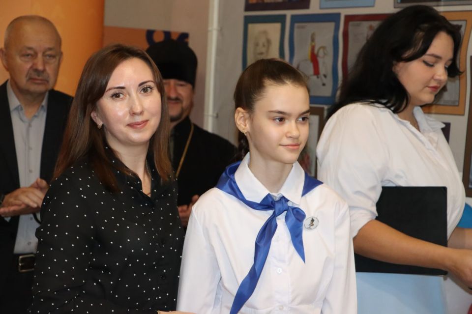 В Стаханове открылась выставка детских рисунков «О доблестях, о храбрости, о славе» В Стаханове открылась выставка детских рисунков «О доблестях, о храбрости, о славе»