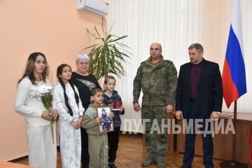 В Администрации Лутугинского муниципального округа состоялась церемония вручения наград родственникам погибших защитников Отечества