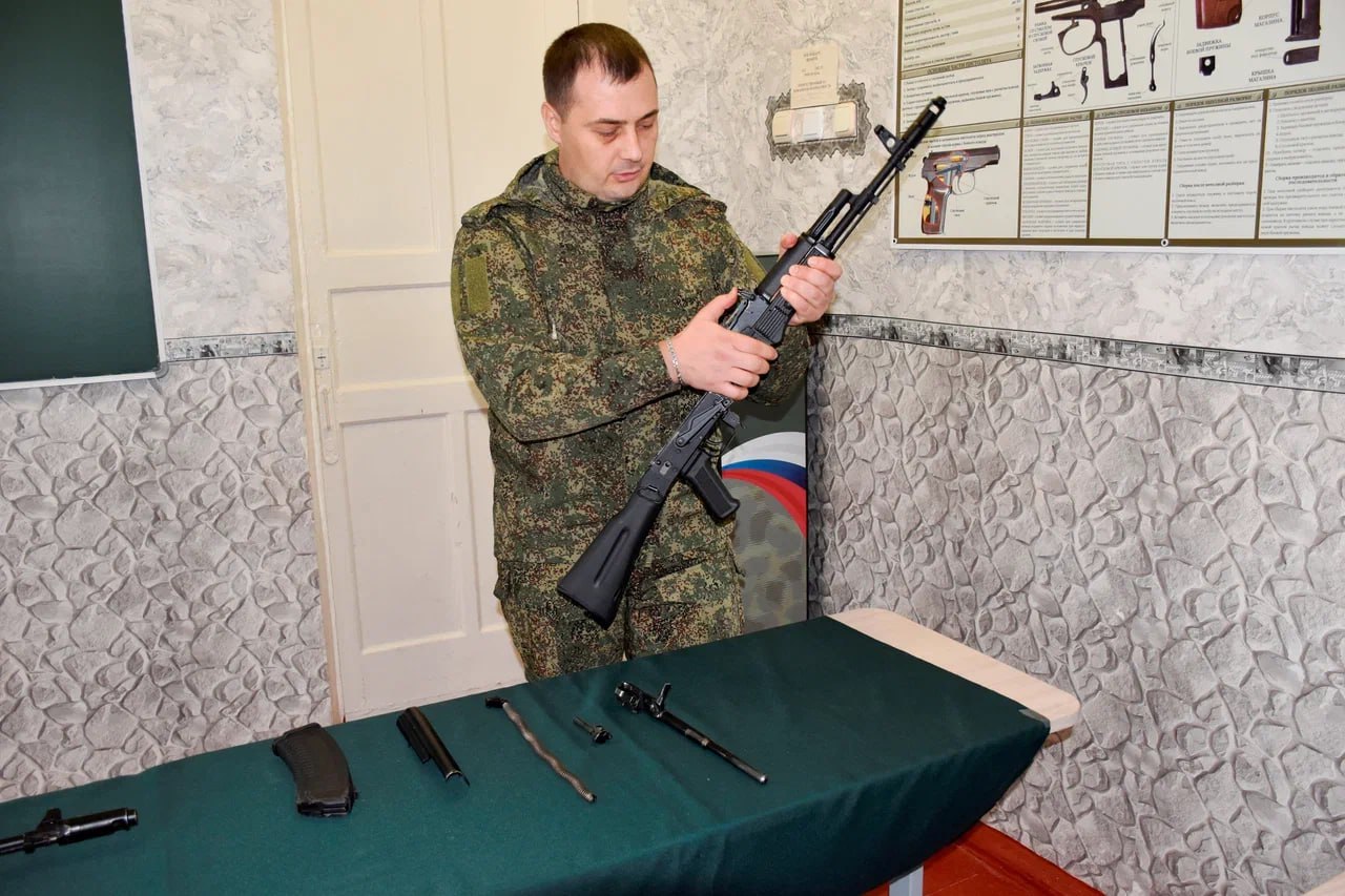 Школьники ЛНР на уроках ОБЗР используют новые макеты автомата Калашникова Школьники ЛНР на уроках ОБЗР используют новые макеты автомата Калашникова