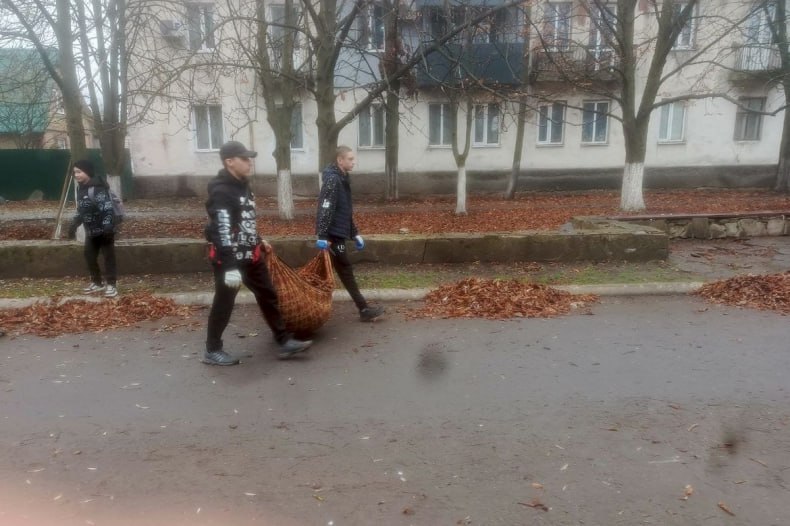 В пгт Комсомольский активно готовятся к наступлению зимы