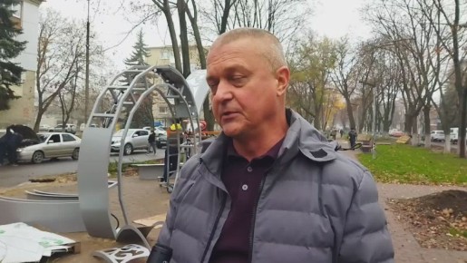 В Ровеньках подходят к завершению работы по благоустройству аллеи по улице Ленина