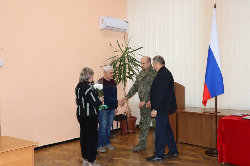 Евгений Бондарь: Совместно с военным комиссаром Лутугинского района Владимиром Петренко вручил государственные награды Российской Федерации родным военнослужащих, погибших при защите Отечества Евгений Бондарь: Совместно с военным комиссаром Лутугинского района Владимиром Петренко вручил государственные награды Российской Федерации родным военнослужащих, погибших при защите Отечества