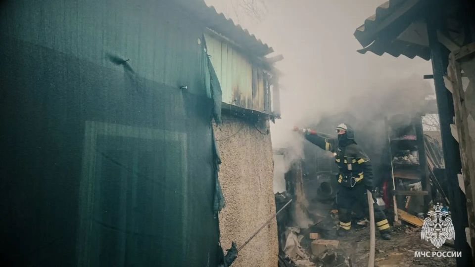 Спасатели потушили пожар в Славяносербске Спасатели потушили пожар в Славяносербске