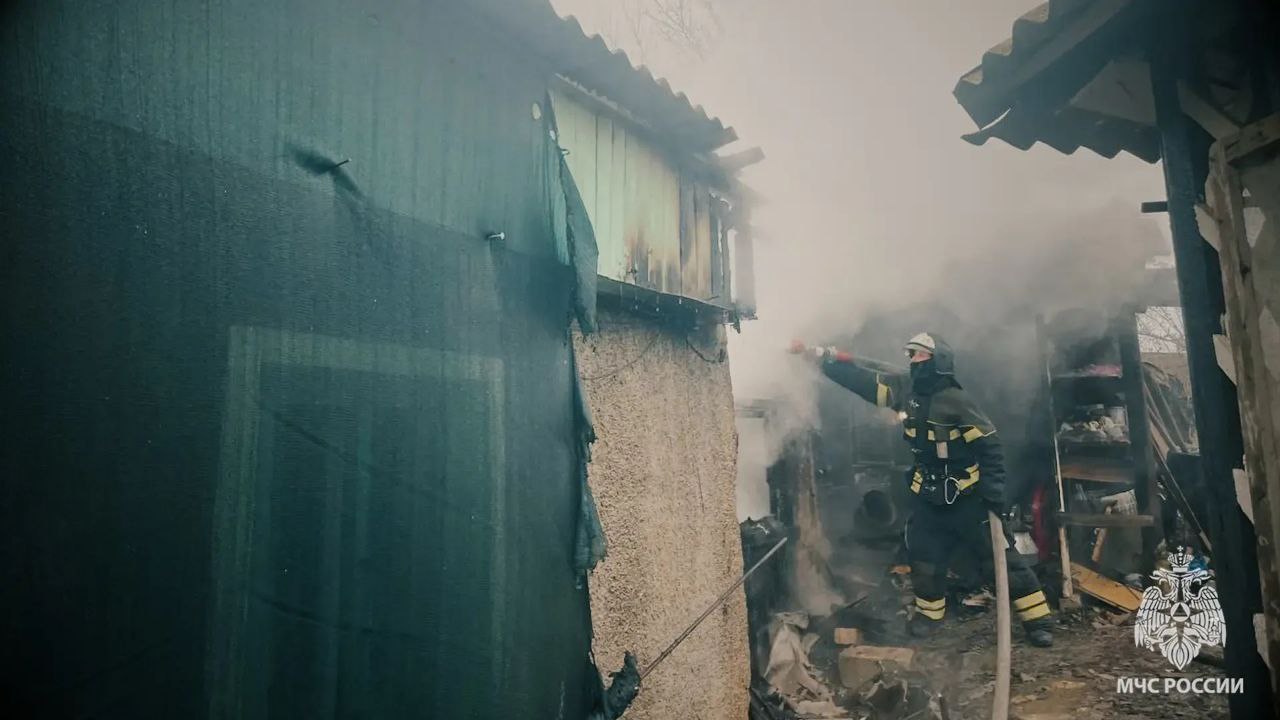 Спасатели потушили пожар в Славяносербске Спасатели потушили пожар в Славяносербске