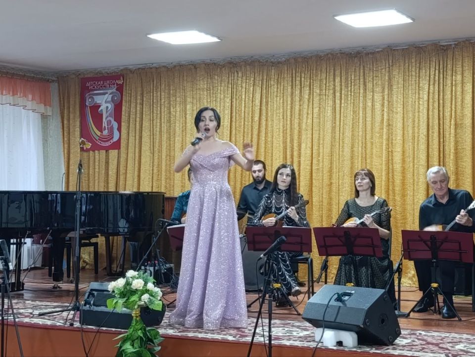 Мэтры Луганской филармонии выступили в ДШИ №4 Мэтры Луганской филармонии выступили в ДШИ №4