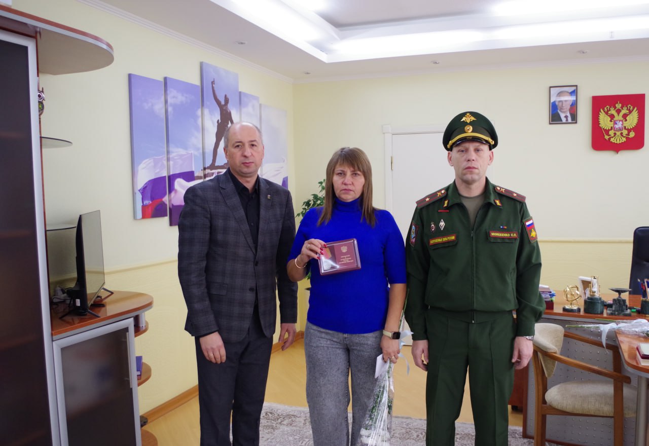 Сегодня вместе с военным комиссаром встретились с родственниками наших земляков, погибших в ходе специальной военной операции, чтобы вручить им государственные награды посмертно Сегодня вместе с военным комиссаром встретились с родственниками наших земляков, погибших в ходе специальной военной операции, чтобы вручить им государственные награды посмертно