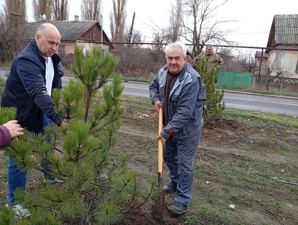 Альберт Зинченко: Первый заместитель Главы Станично-Луганского МО Владимир Макеев принял участие в высадке деревьев в Сквере Железнодорожников Альберт Зинченко: Первый заместитель Главы Станично-Луганского МО Владимир Макеев принял участие в высадке деревьев в Сквере Железнодорожников