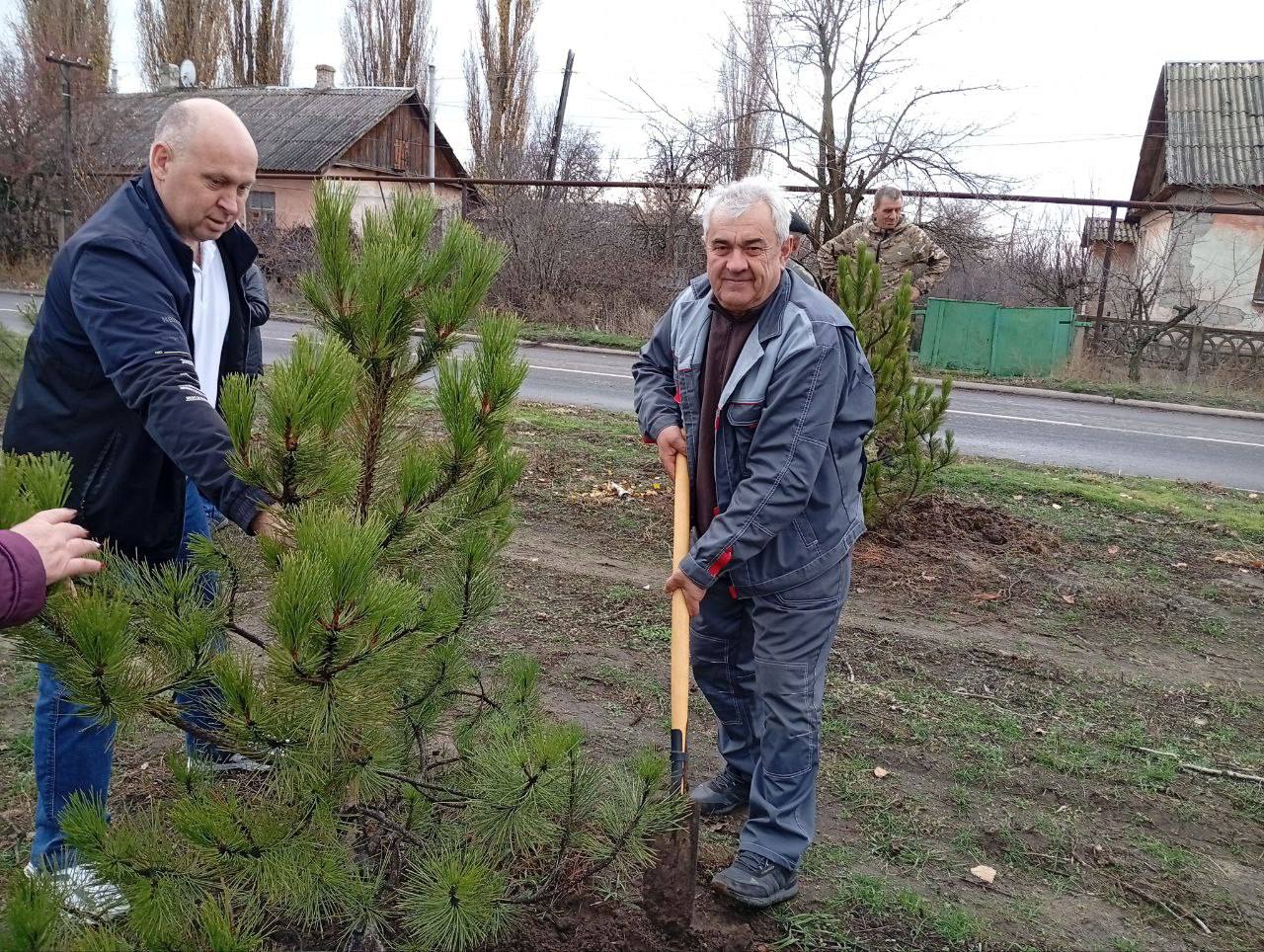 Альберт Зинченко: Первый заместитель Главы Станично-Луганского МО Владимир Макеев принял участие в высадке деревьев в Сквере Железнодорожников Альберт Зинченко: Первый заместитель Главы Станично-Луганского МО Владимир Макеев принял участие в высадке деревьев в Сквере Железнодорожников