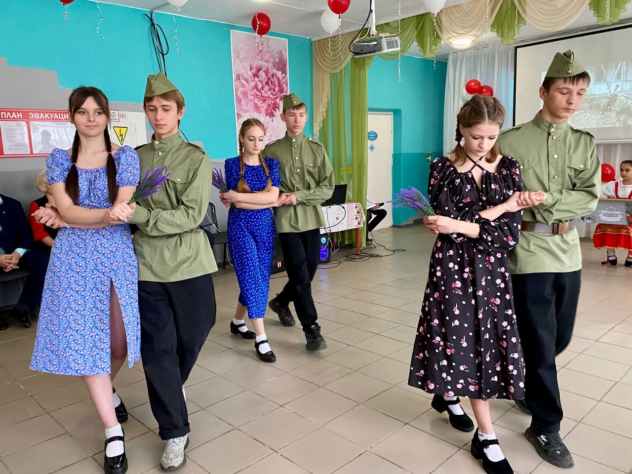 Марина Филиппова: Сегодня в Алексеевской средней школе состоялось открытие двух «Парт Героев» Марина Филиппова: Сегодня в Алексеевской средней школе состоялось открытие двух «Парт Героев»