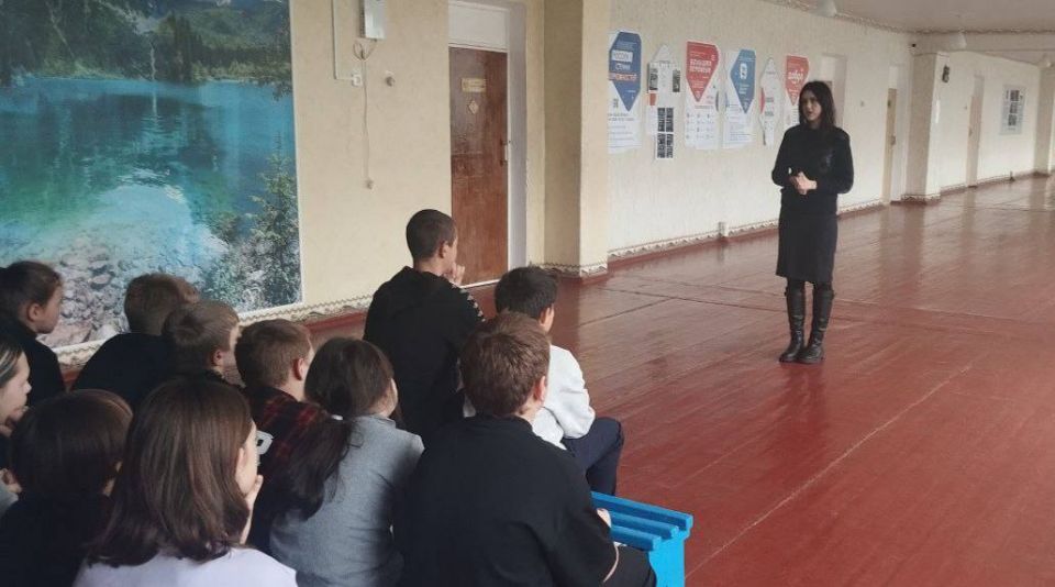 В поселке Энгельсово школьникам провели профилактические уроки о правилах дорожного движения В поселке Энгельсово школьникам провели профилактические уроки о правилах дорожного движения