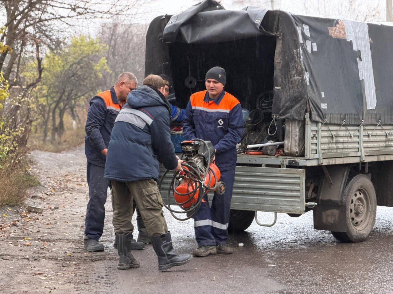 Аварийно-восстановительные бригады из Татарстана продолжают работу в подшефном городе Лисичанске Аварийно-восстановительные бригады из Татарстана продолжают работу в подшефном городе Лисичанске